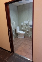 車いすトイレ兼共用女子トイレ