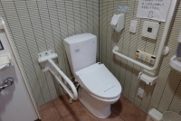 車いすトイレ兼共用女子トイレ