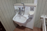 車いすトイレ兼共用女子トイレ