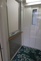 宿泊棟へのエレベーター内