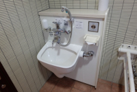 車いすトイレ兼共用女子トイレ