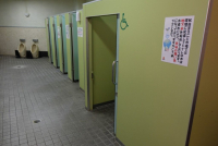 男性用トイレ内車いす対応トイレ（建物外）