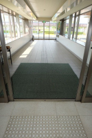 建物入口（到着口側）