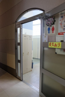 男女トイレ共有入口
