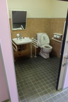 女性用トイレ内車いす対応トイレ（建物外）