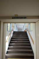 大浴場への階段（館内移動）