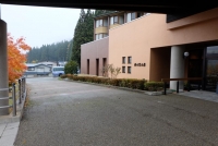 建物前