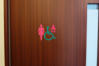 車いすトイレ兼共用女子トイレ