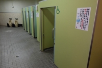 男性用トイレ内車いす対応トイレ（建物外）
