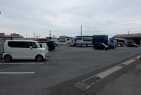 一般車駐車場（建物左側奥）