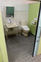 男性用トイレ内車いす対応トイレ（建物外）