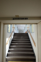 大浴場への階段（館内移動）