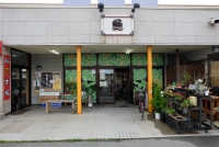 入口（建物向かって左側）