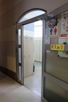 男女トイレ共有入口