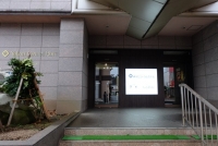 建物前