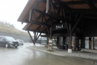 建物前