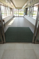 建物入口（到着口側）