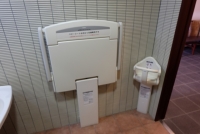 車いすトイレ兼共用女子トイレ