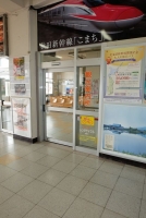 駅待合室入口