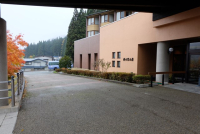 建物前