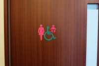 車いすトイレ兼共用女子トイレ